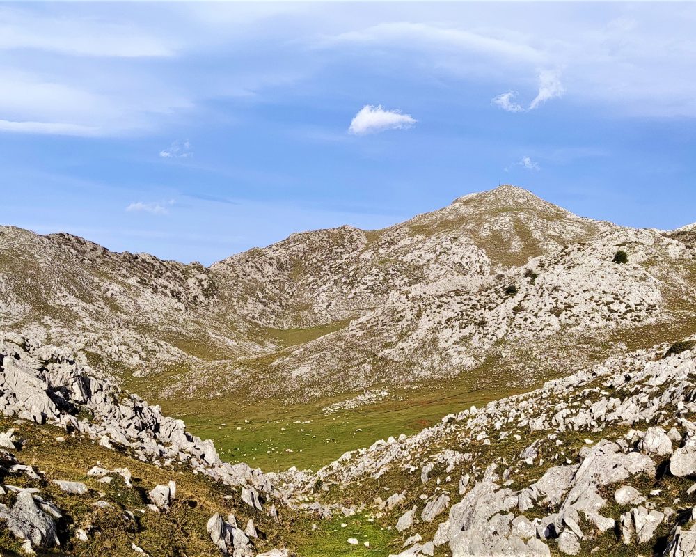 Obtener resultados SEO al buscar "senderismo en Asturias" en Google